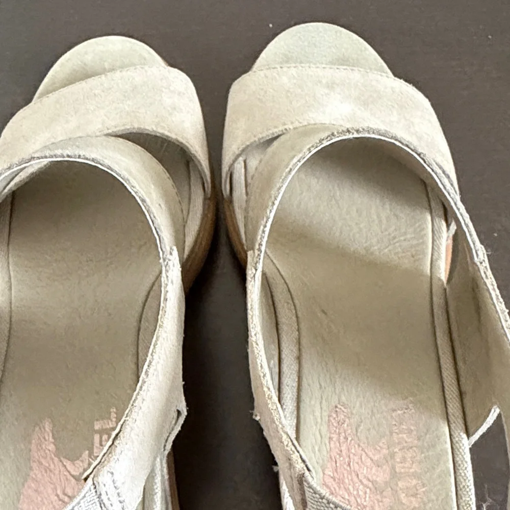 Sorel Women's Beige/Taupe Suede Slingback Wedge Sandals. - Picture 3 of 10